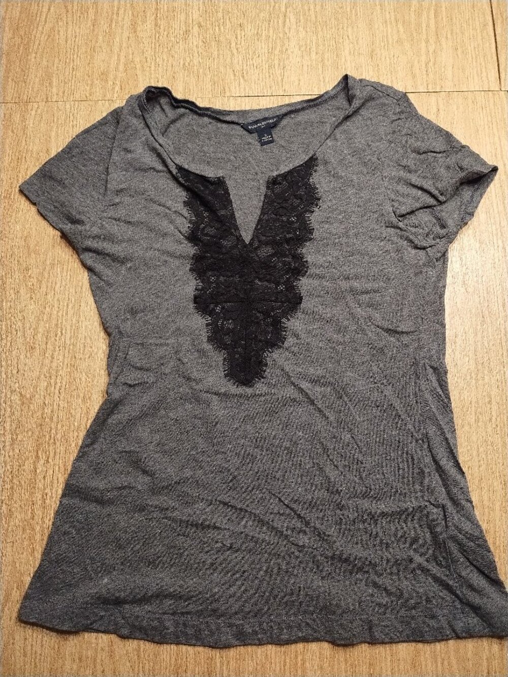 Banana republic Grey T with Lace